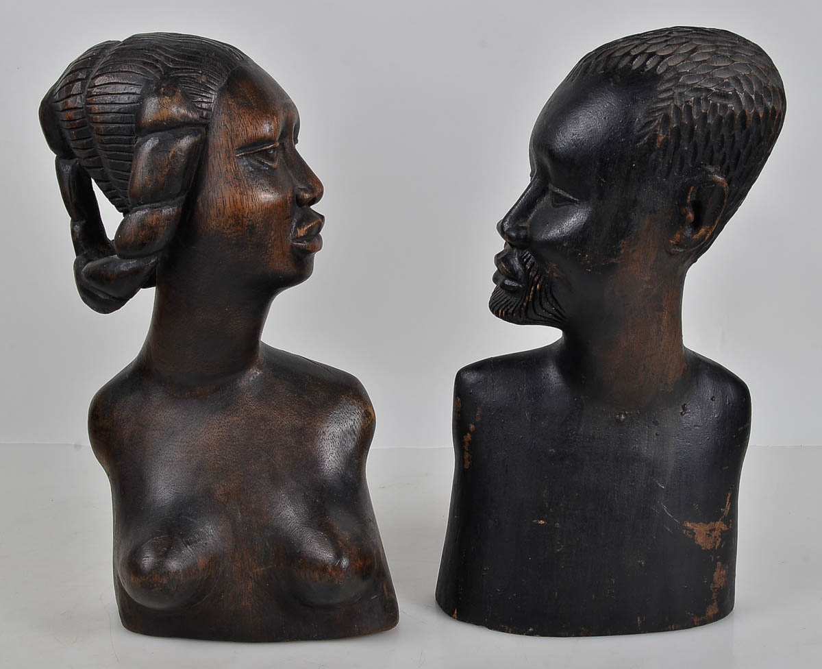 Par de esculturas africanas em madeira. alts. 40 e 41cm.