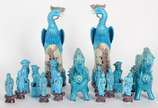 Conjunto com 16 peças diversas de porcelana azu... - Conjunto com 16 peças diversas de porcelana azul turquesa, sendo par de aves maiores, par de cavalos de Bariloche (um deles colado), quatro Cães...