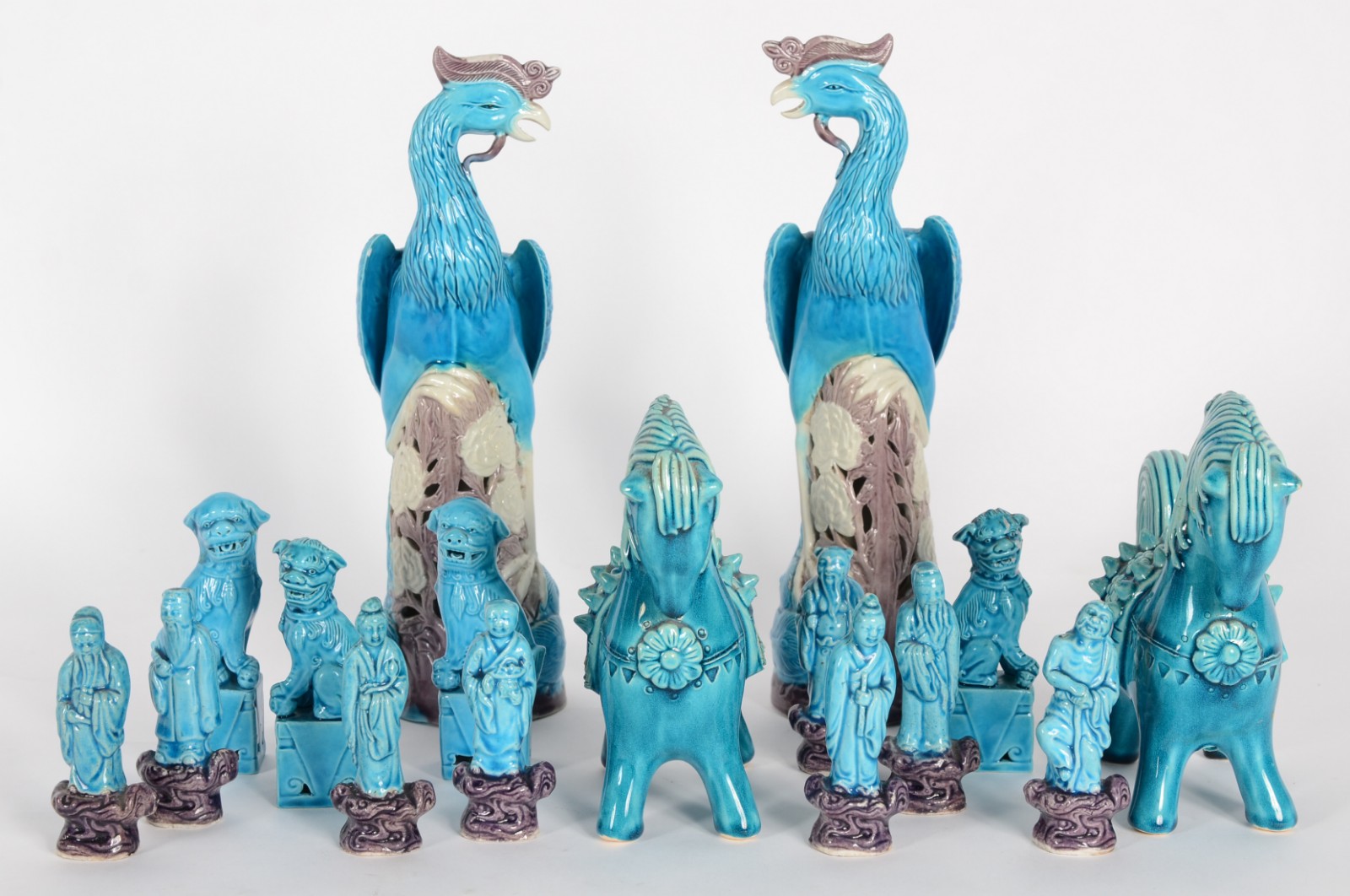 Conjunto com 16 peças diversas de porcelana azul turquesa, sendo par... - foto 1 de 11