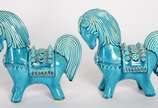 Conjunto com 16 peças diversas de porcelana azu... - Conjunto com 16 peças diversas de porcelana azul turquesa, sendo par de aves maiores, par de cavalos de Bariloche (um deles colado), quatro Cães...