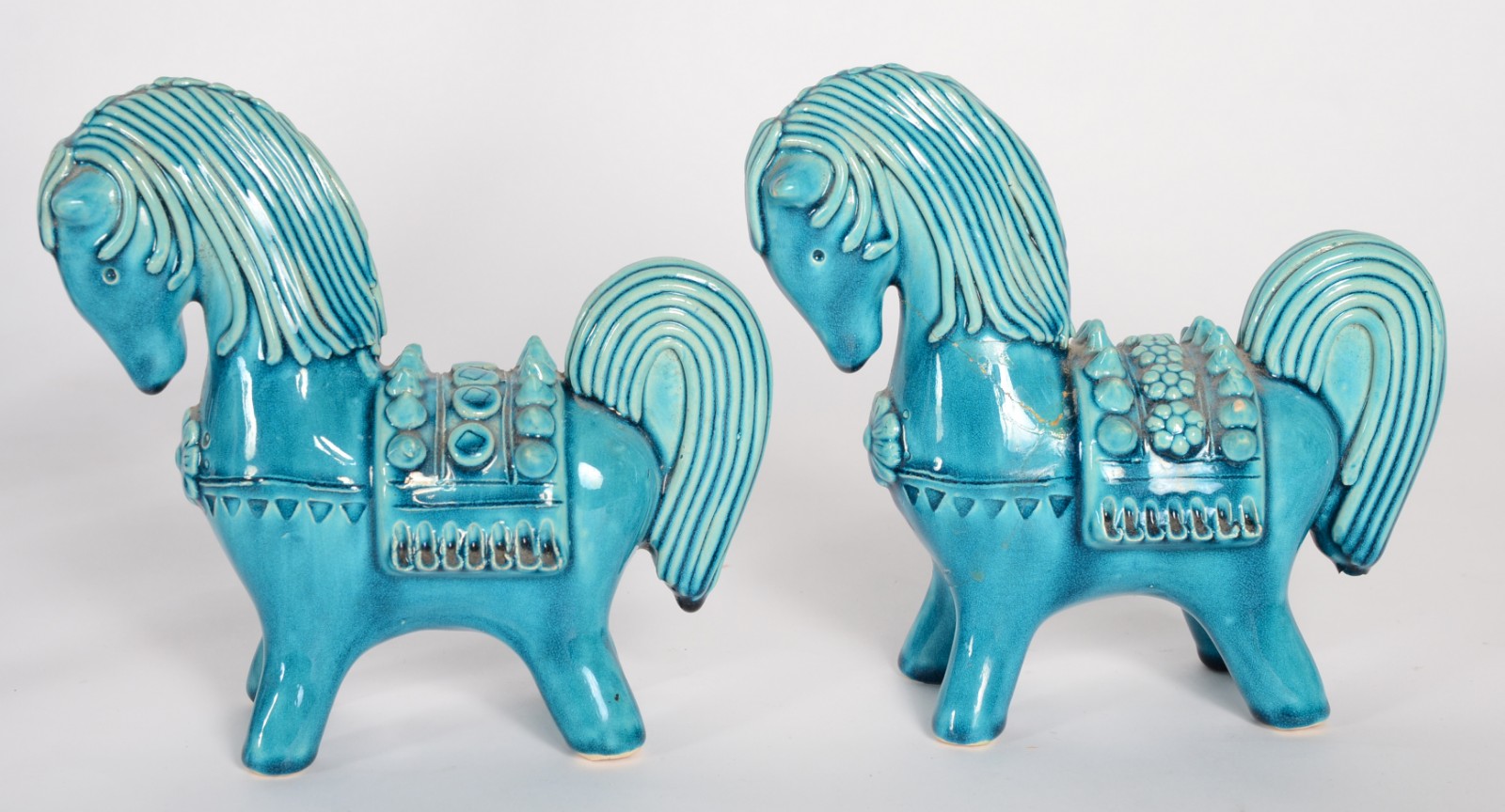 Conjunto com 16 peças diversas de porcelana azul turquesa, sendo par... - foto 3 de 11