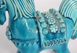Conjunto com 16 peças diversas de porcelana azu... - Conjunto com 16 peças diversas de porcelana azul turquesa, sendo par de aves maiores, par de cavalos de Bariloche (um deles colado), quatro Cães...