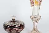 Duas peças de cristal europeu facetado, sendo v... - Duas peças de cristal europeu facetado, sendo vaso doublé em âmbar e vinho com figuras e moinhos, realces dourados; e, bomboniere doublé rubi co...