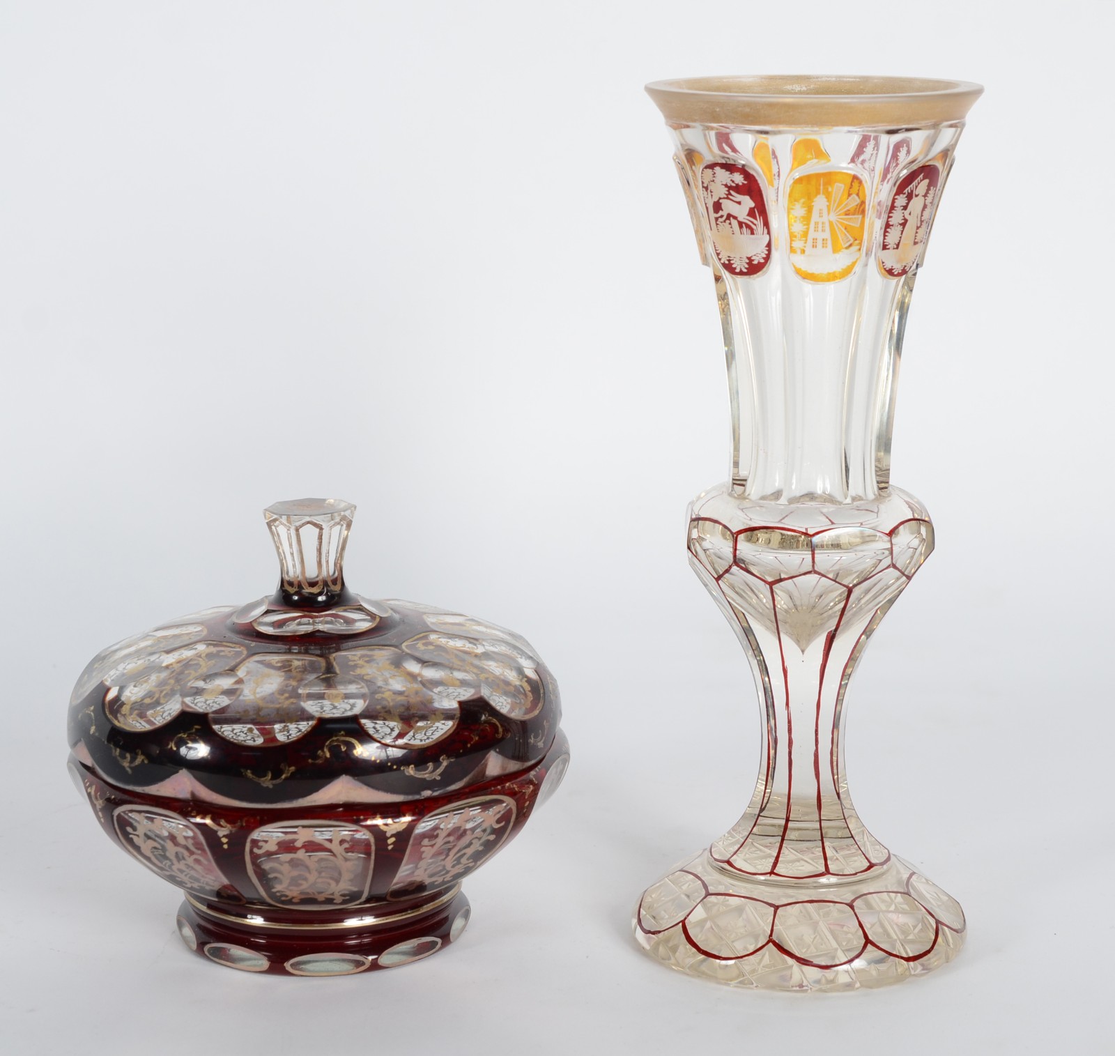 Duas peças de cristal europeu facetado, sendo vaso doublé em âmbar e... - foto 1 de 10