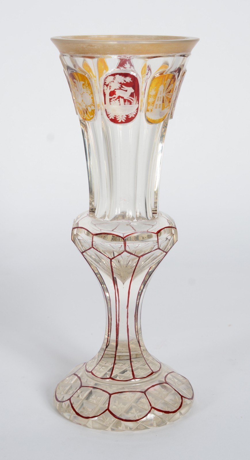 Duas peças de cristal europeu facetado, sendo vaso doublé em âmbar e... - foto 2 de 10