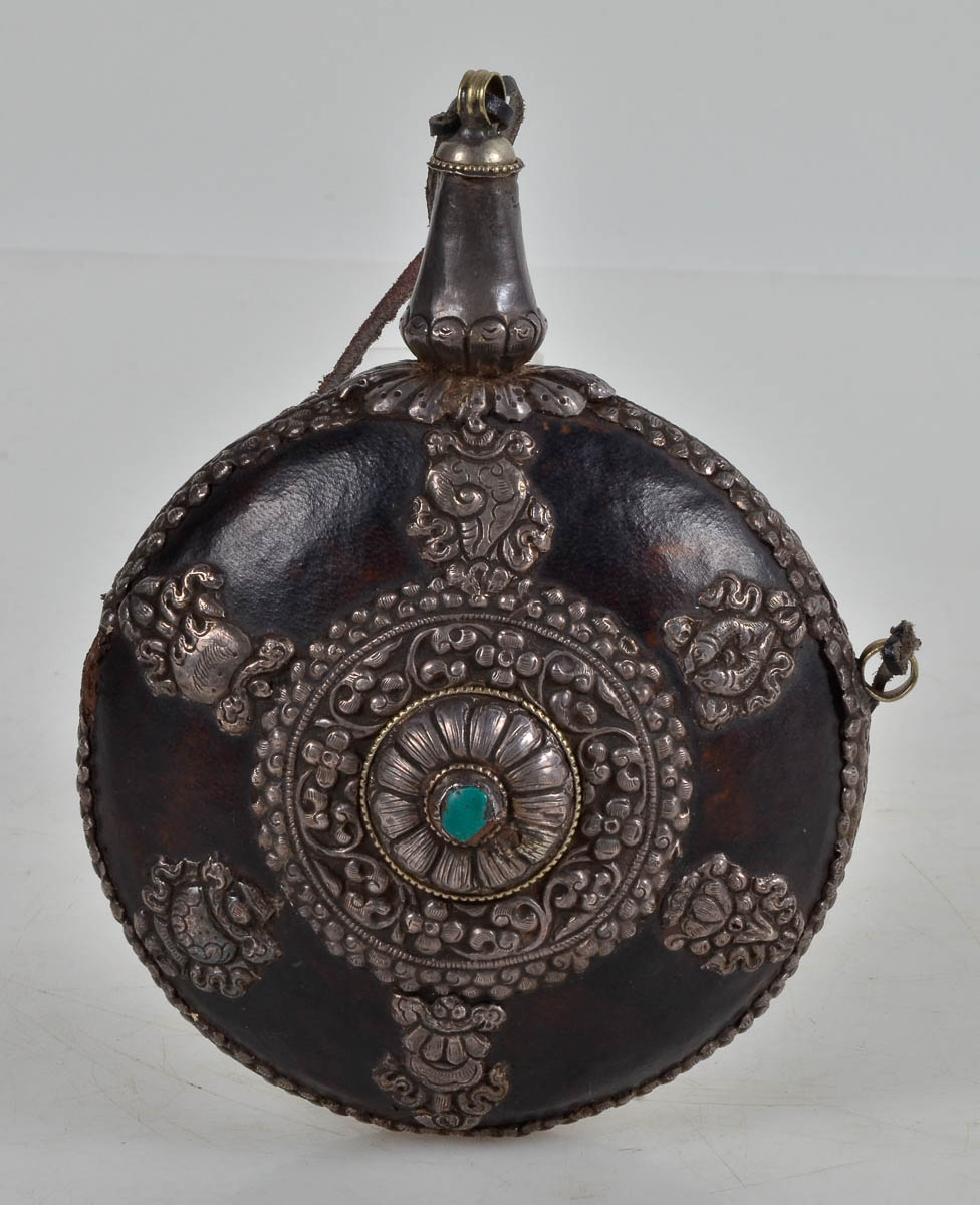 Incensorio prata e couro tibetano, diam. 13 cm.