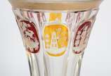 Duas peças de cristal europeu facetado, sendo v... - Duas peças de cristal europeu facetado, sendo vaso doublé em âmbar e vinho com figuras e moinhos, realces dourados; e, bomboniere doublé rubi co...