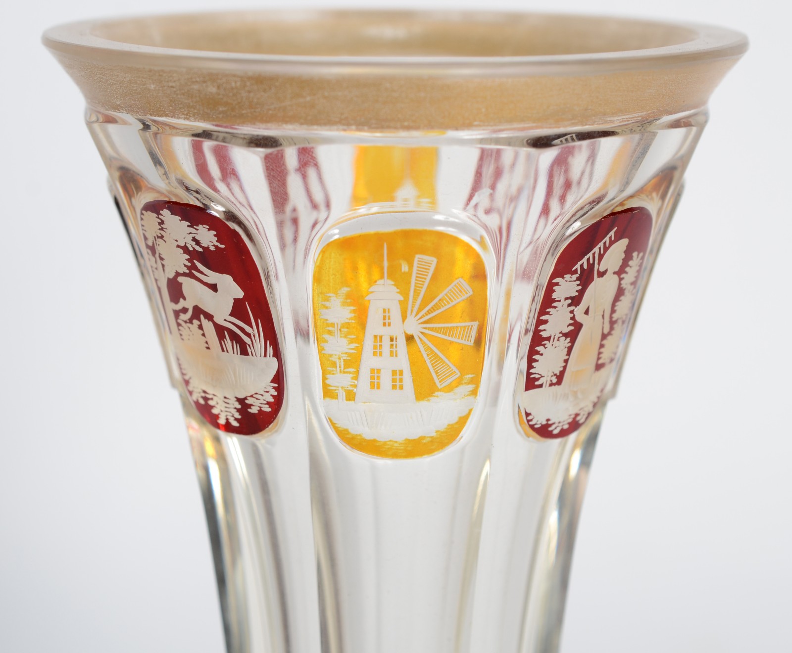 Duas peças de cristal europeu facetado, sendo vaso doublé em âmbar e... - foto 4 de 10
