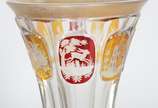 Duas peças de cristal europeu facetado, sendo v... - Duas peças de cristal europeu facetado, sendo vaso doublé em âmbar e vinho com figuras e moinhos, realces dourados; e, bomboniere doublé rubi co...