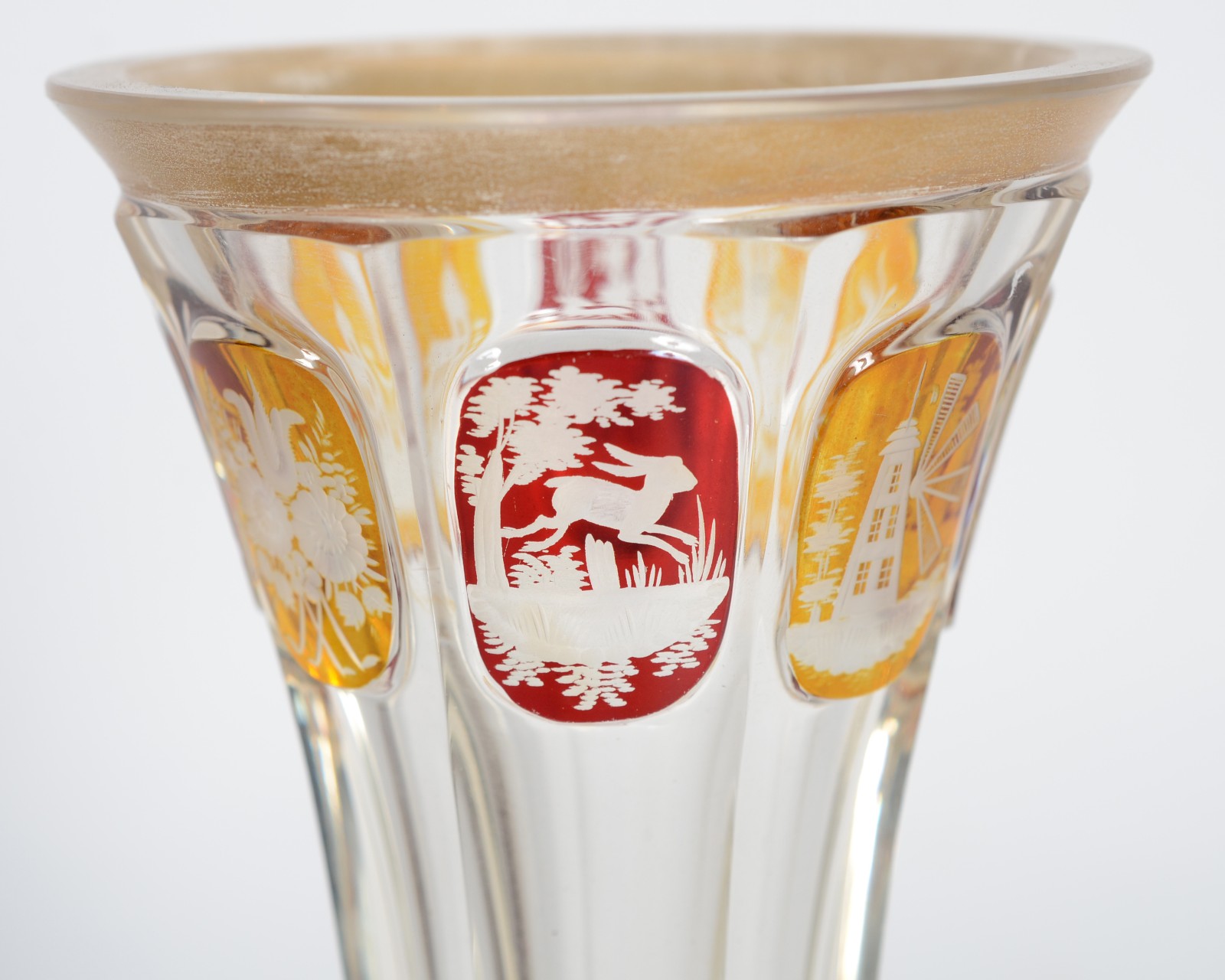 Duas peças de cristal europeu facetado, sendo vaso doublé em âmbar e... - foto 5 de 10