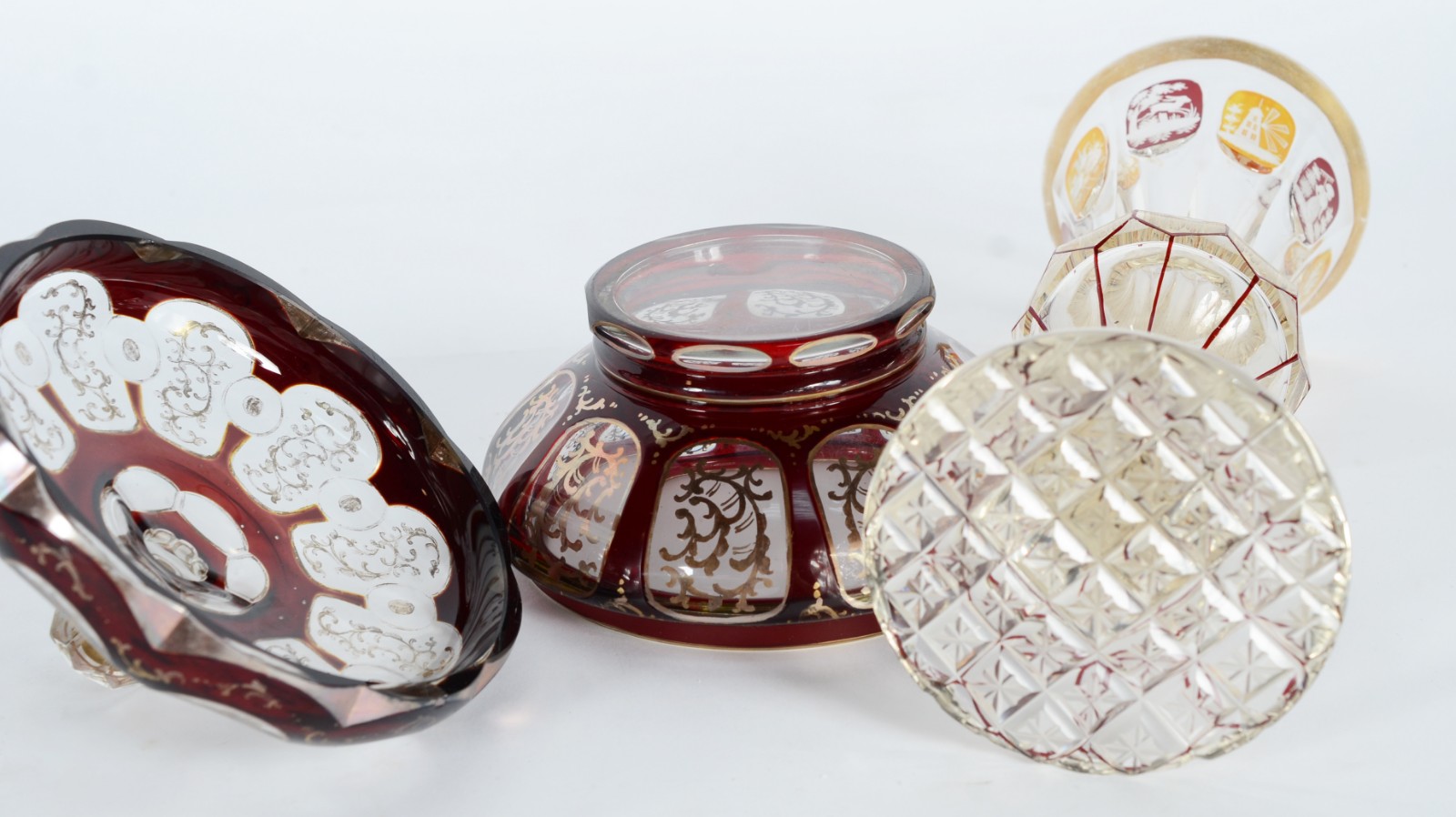 Duas peças de cristal europeu facetado, sendo vaso doublé em âmbar e... - foto 10 de 10