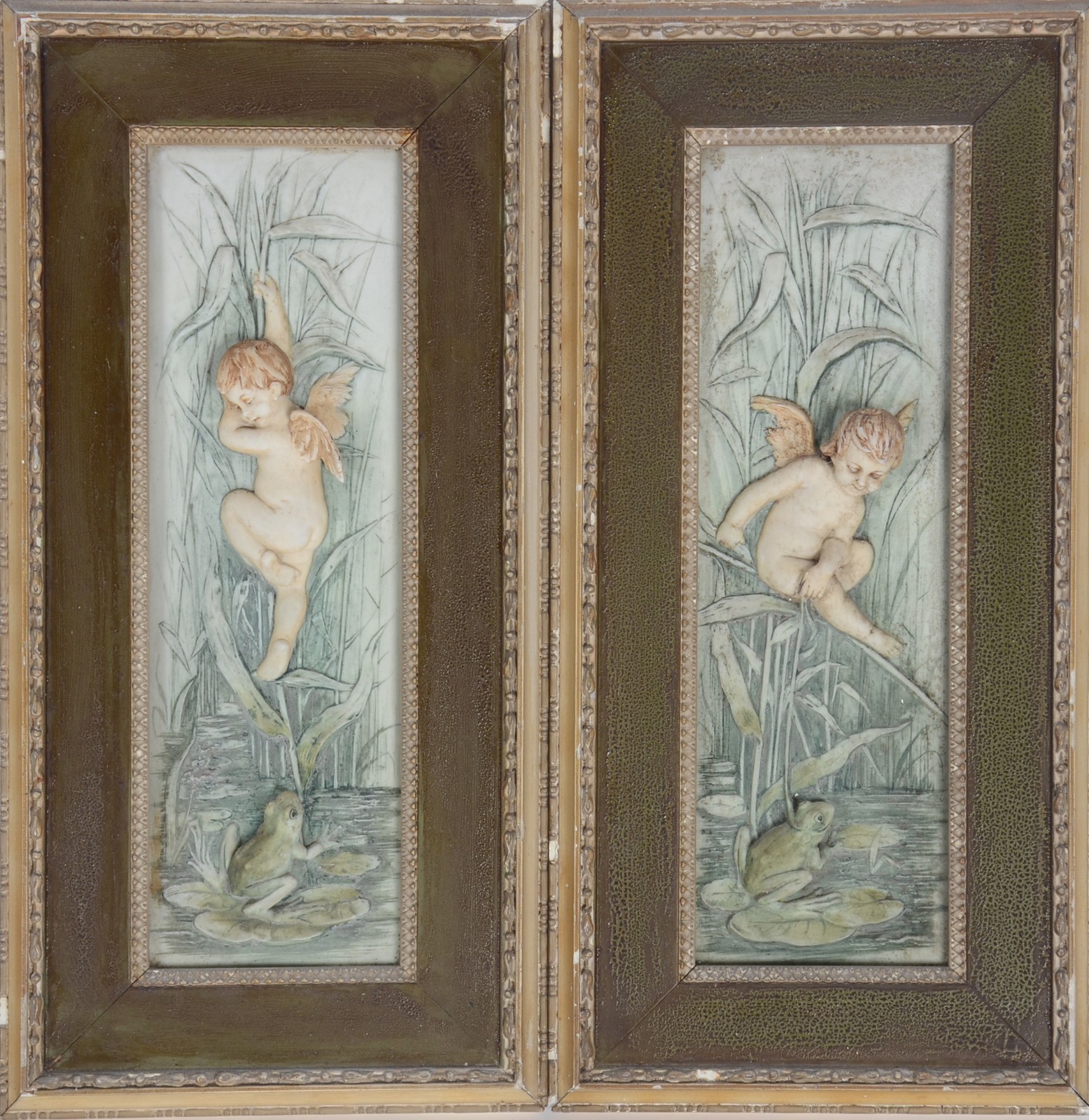 Par de placas decorativas de porcelana policromada com figuras de... - foto 1 de 6