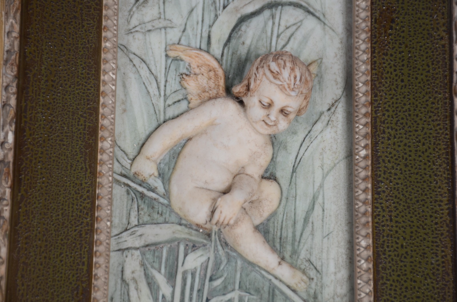 Par de placas decorativas de porcelana policromada com figuras de... - foto 3 de 6