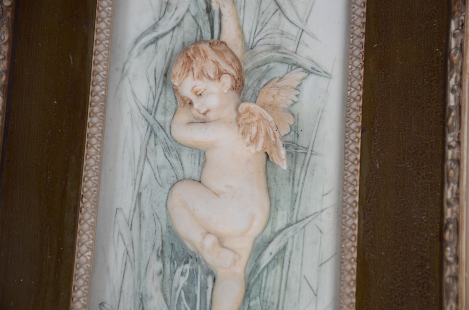 Par de placas decorativas de porcelana policromada com figuras de... - foto 4 de 6