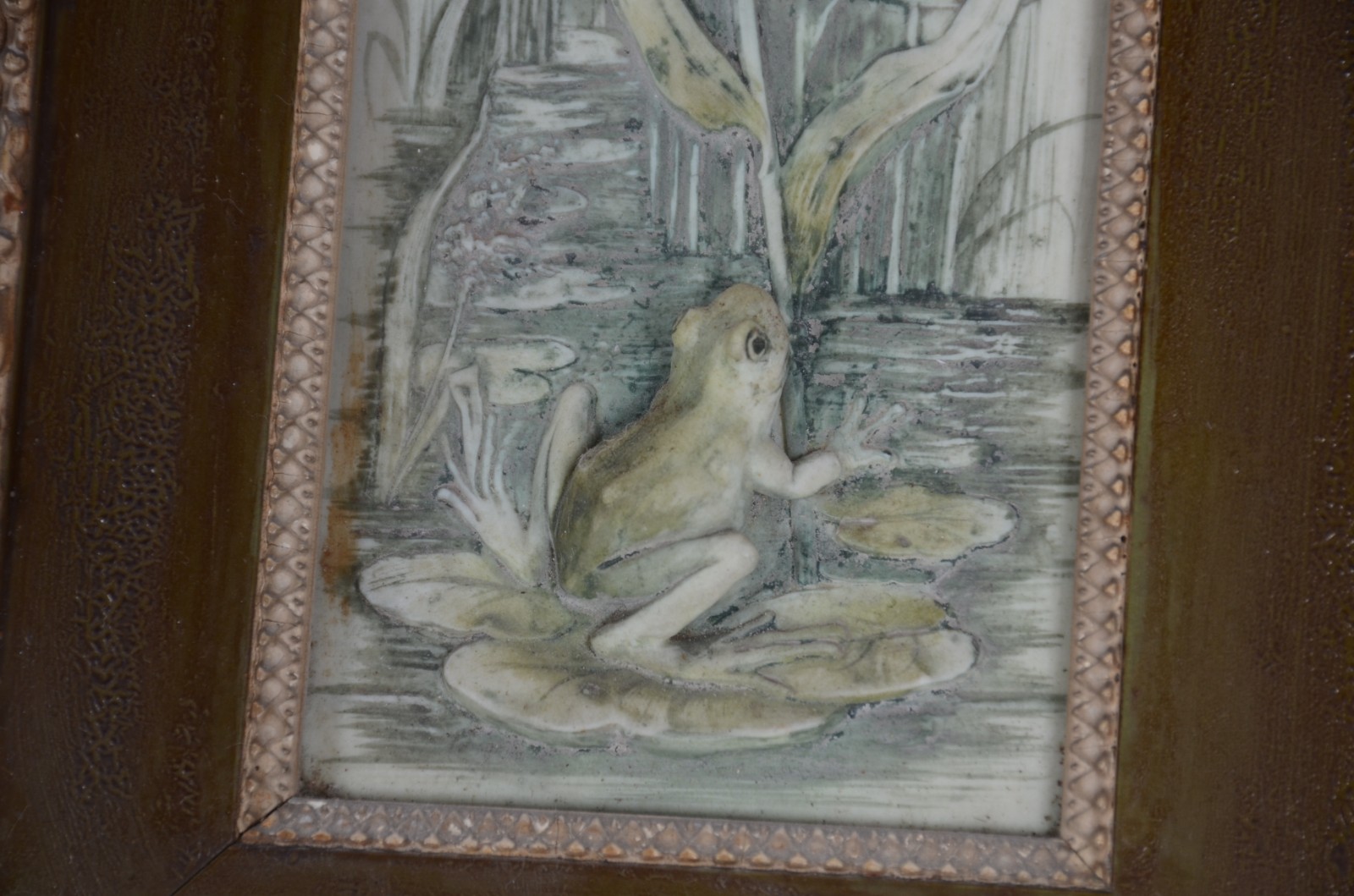 Par de placas decorativas de porcelana policromada com figuras de... - foto 5 de 6