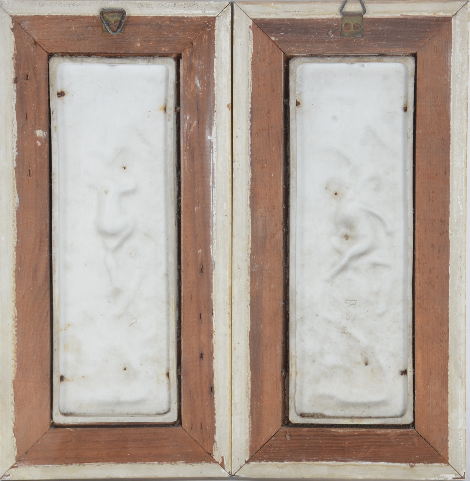 Par de placas decorativas de porcelana policromada com figuras de... - foto 6 de 6