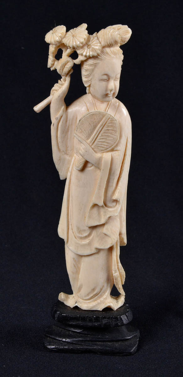 Escultura em marfim representado gueixa ; alt 16cm