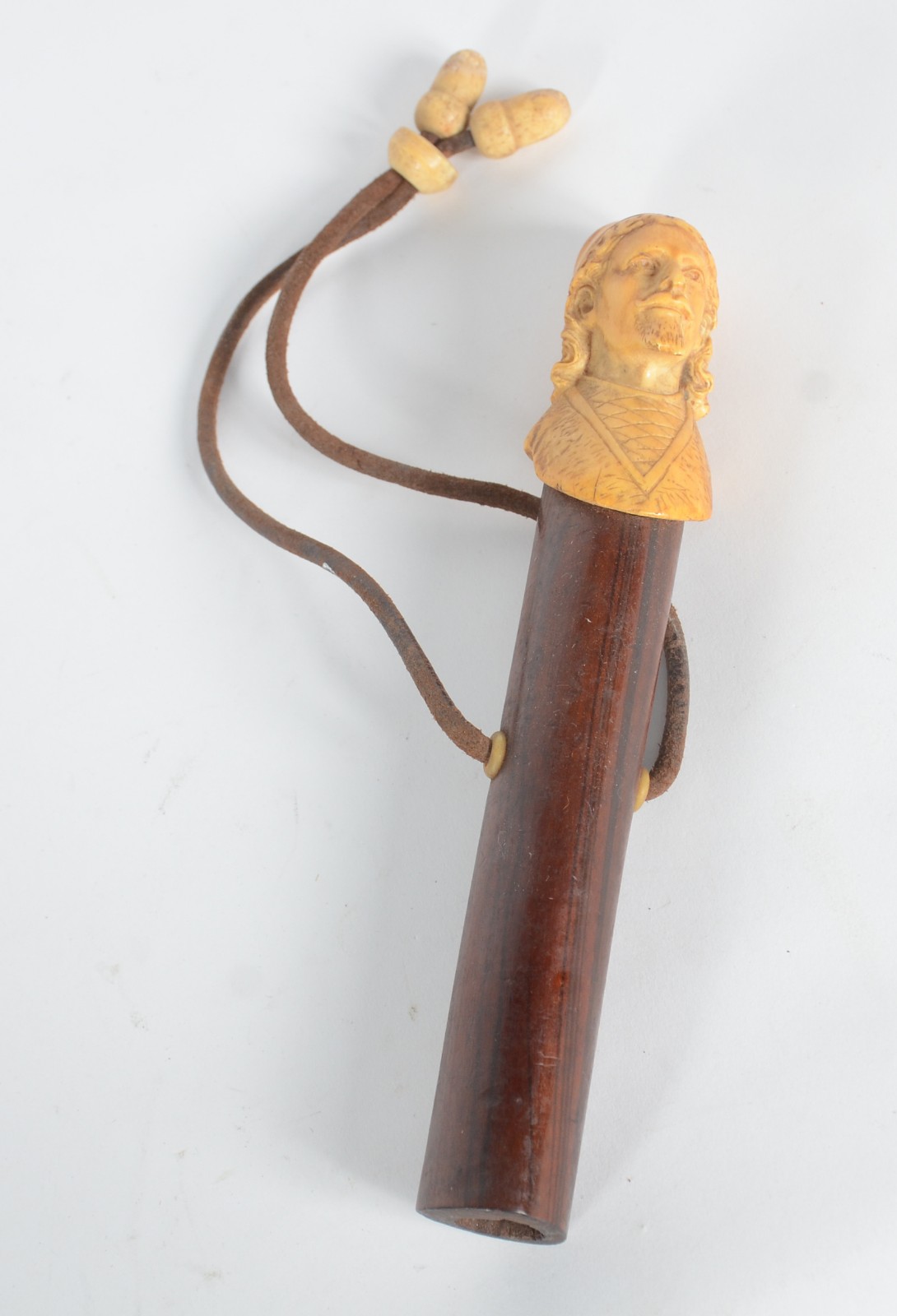 Peça de madeira com figura de busto esculpido de marfim e cordão de... - foto 2 de 6