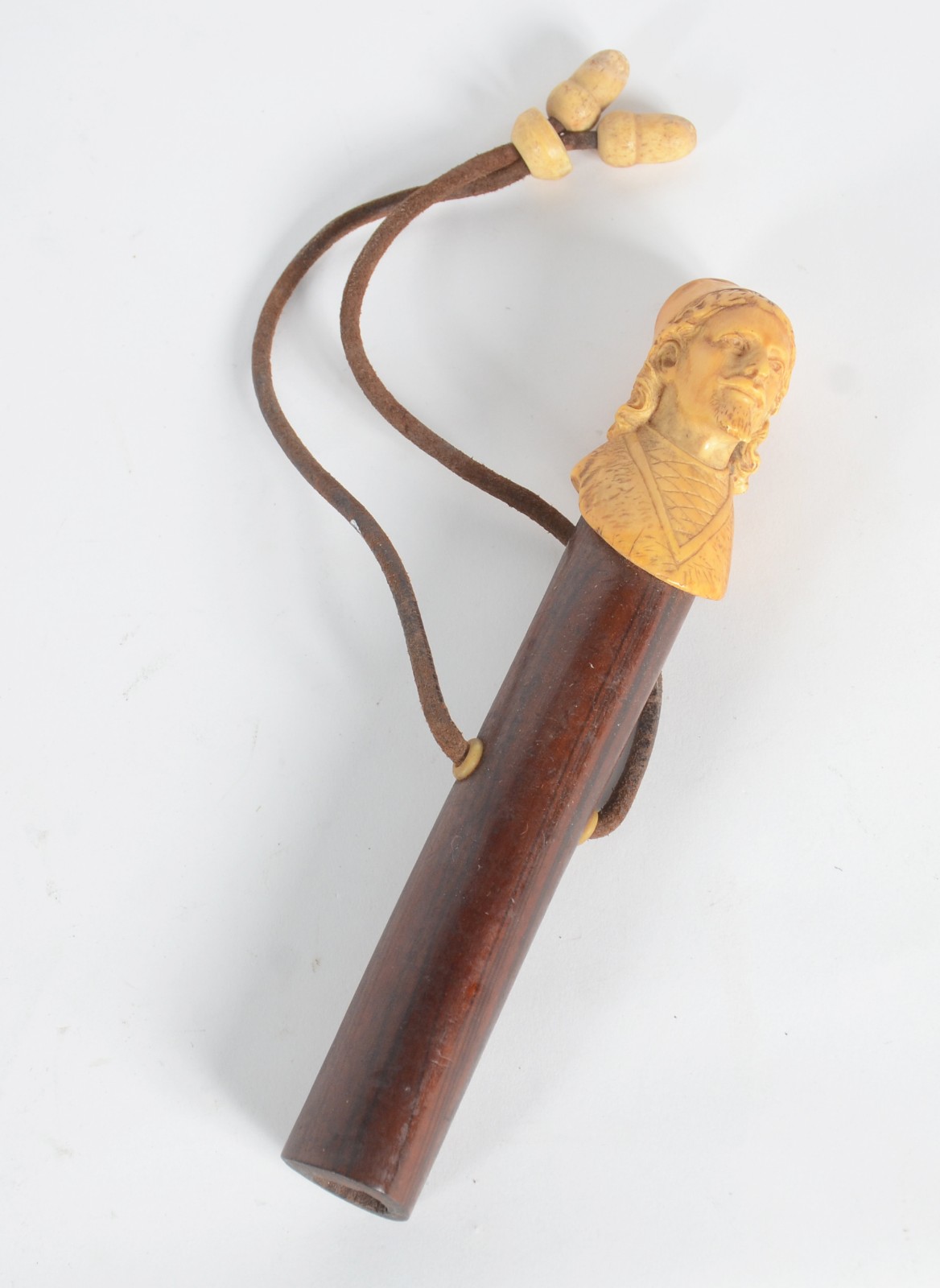 Peça de madeira com figura de busto esculpido de marfim e cordão de... - foto 3 de 6