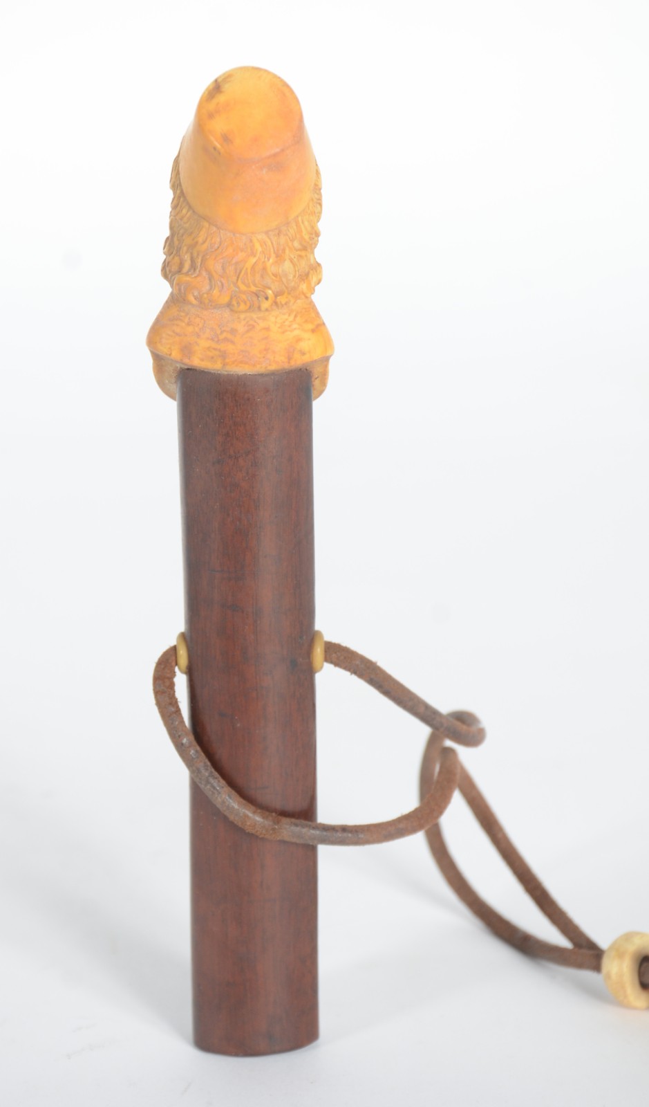 Peça de madeira com figura de busto esculpido de marfim e cordão de... - foto 5 de 6
