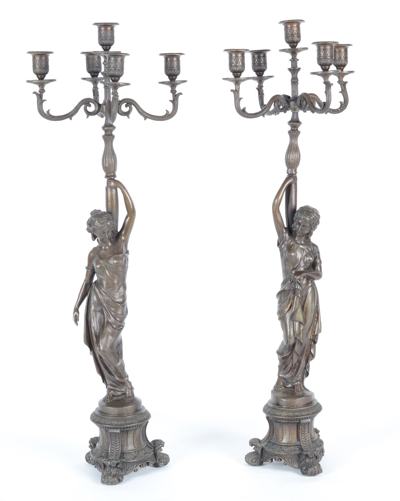 Elegante par de candelabros de metal patinado para 5 velas cada... - foto 1 de 10
