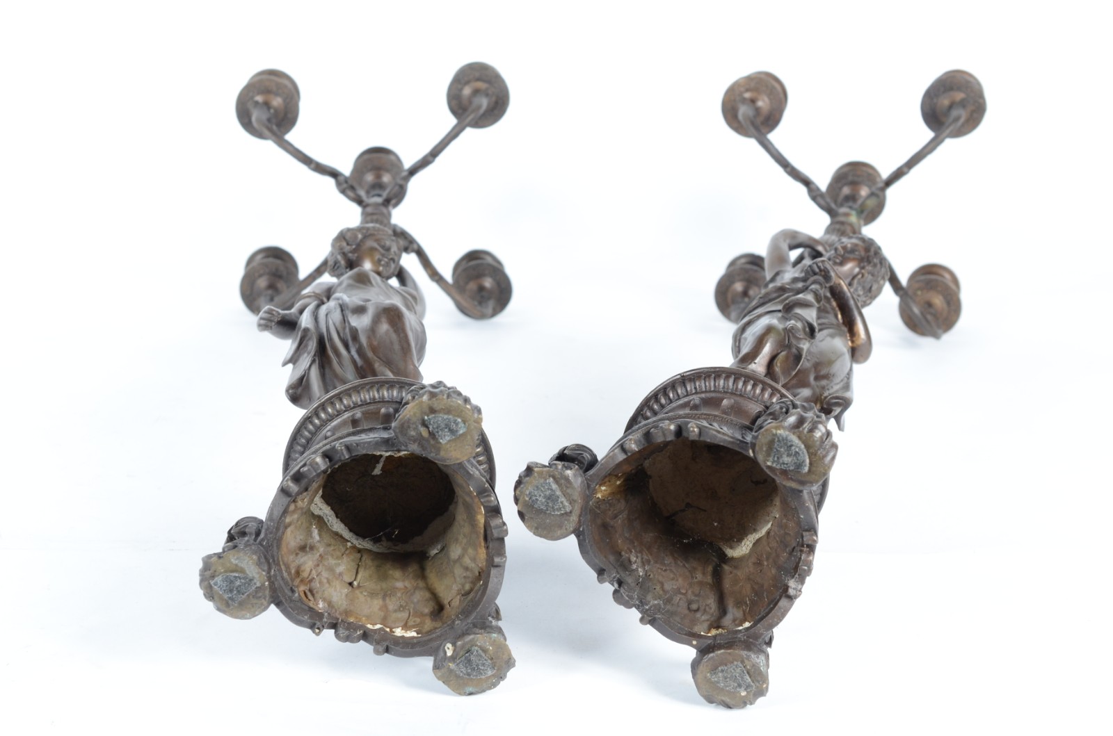 Elegante par de candelabros de metal patinado para 5 velas cada... - foto 9 de 10