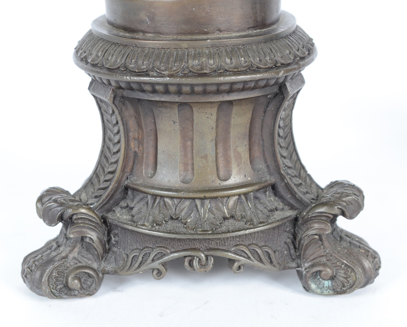Elegante par de candelabros de metal patinado para 5 velas cada... - foto 10 de 10
