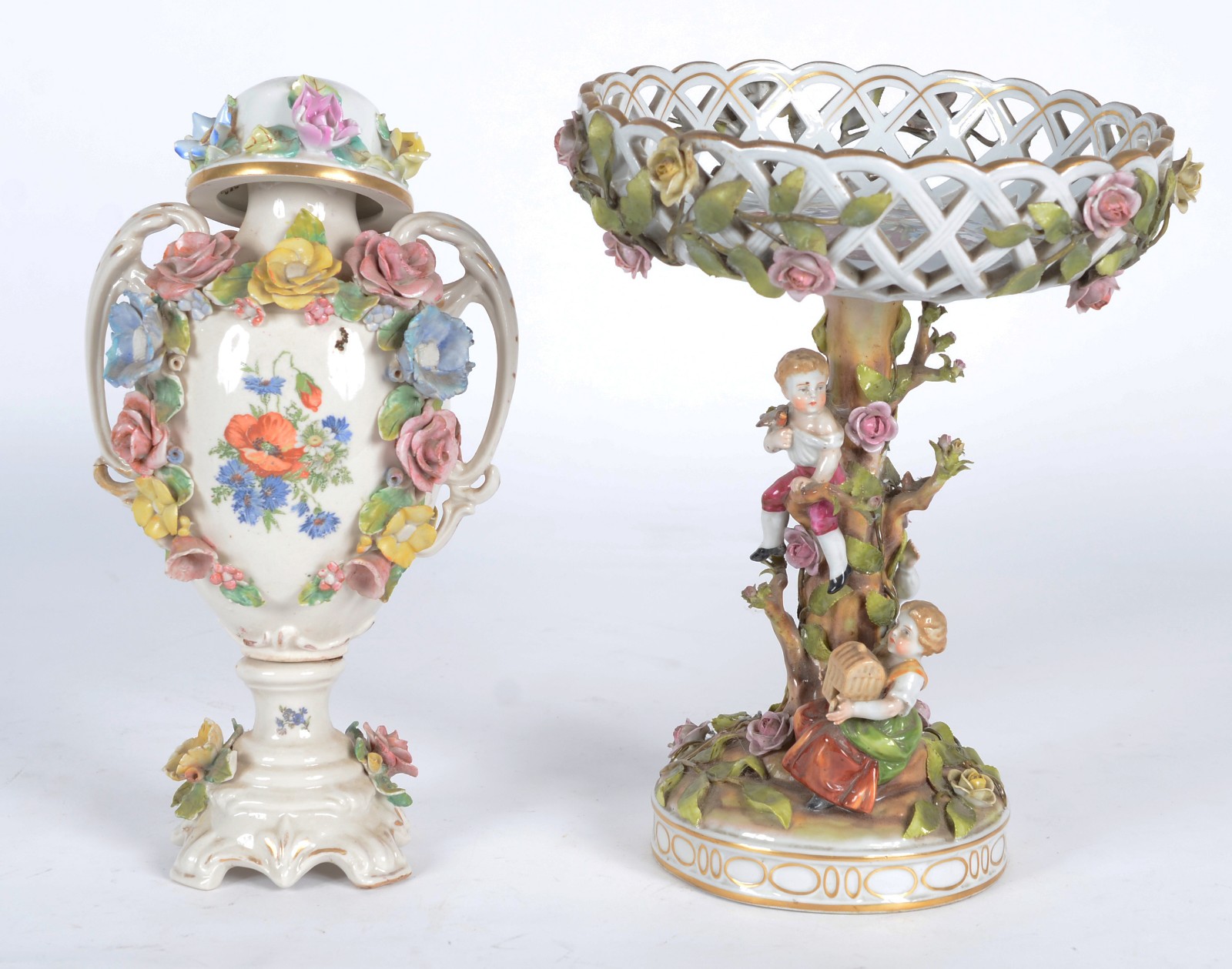 Duas peças de porcelana, sendo: ânfora com flores em relevo... - foto 1 de 11