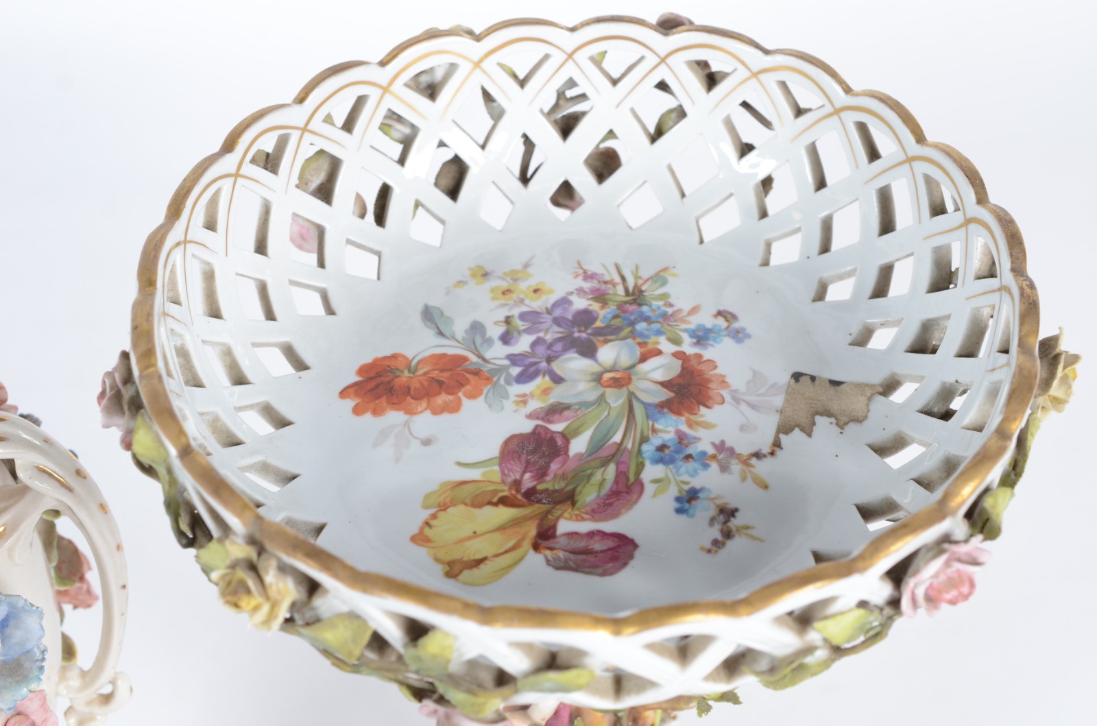 Duas peças de porcelana, sendo: ânfora com flores em relevo... - foto 3 de 11