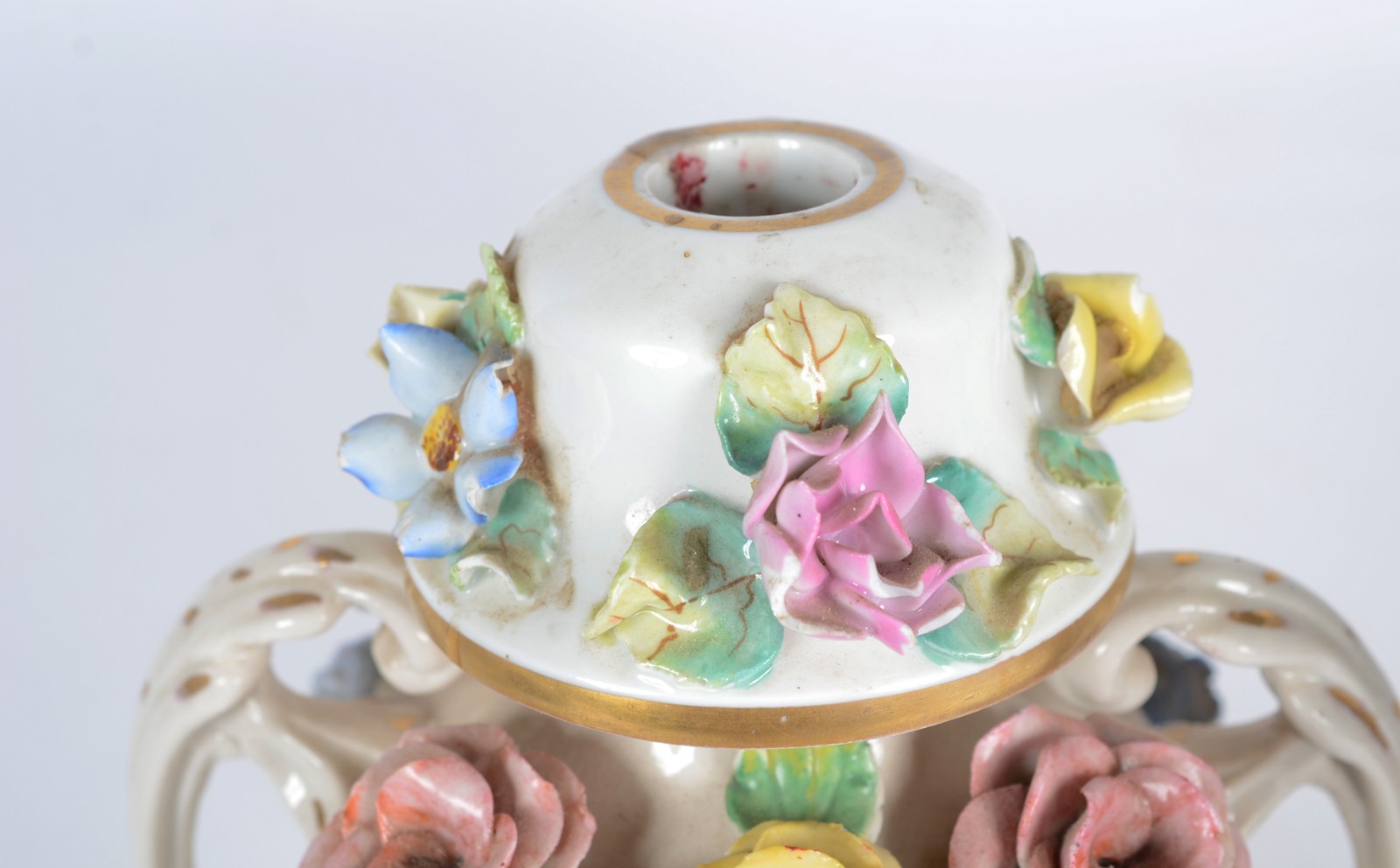 Duas peças de porcelana, sendo: ânfora com flores em relevo... - foto 4 de 11