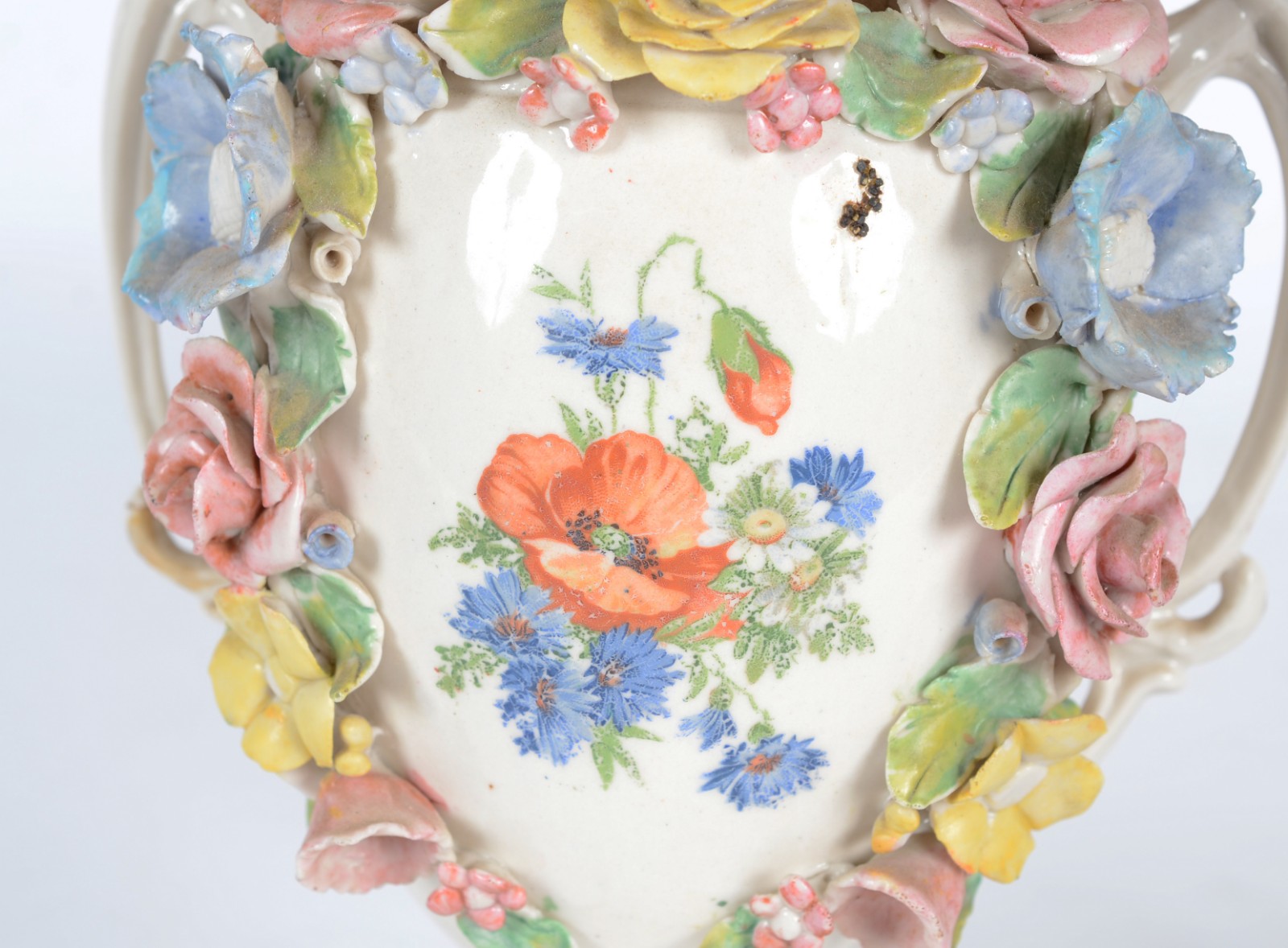 Duas peças de porcelana, sendo: ânfora com flores em relevo... - foto 5 de 11