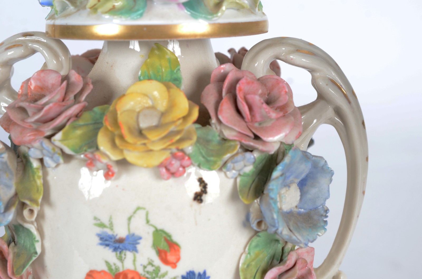 Duas peças de porcelana, sendo: ânfora com flores em relevo... - foto 6 de 11