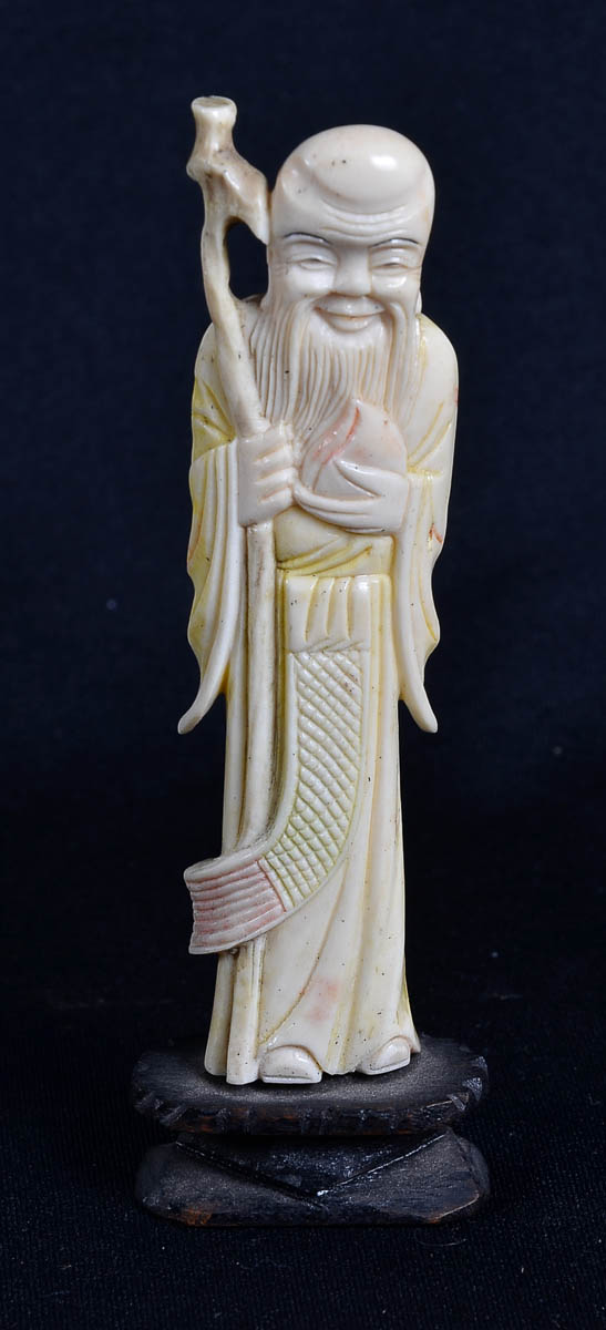 Pequena estatueta em marfim, alt.12 cm.