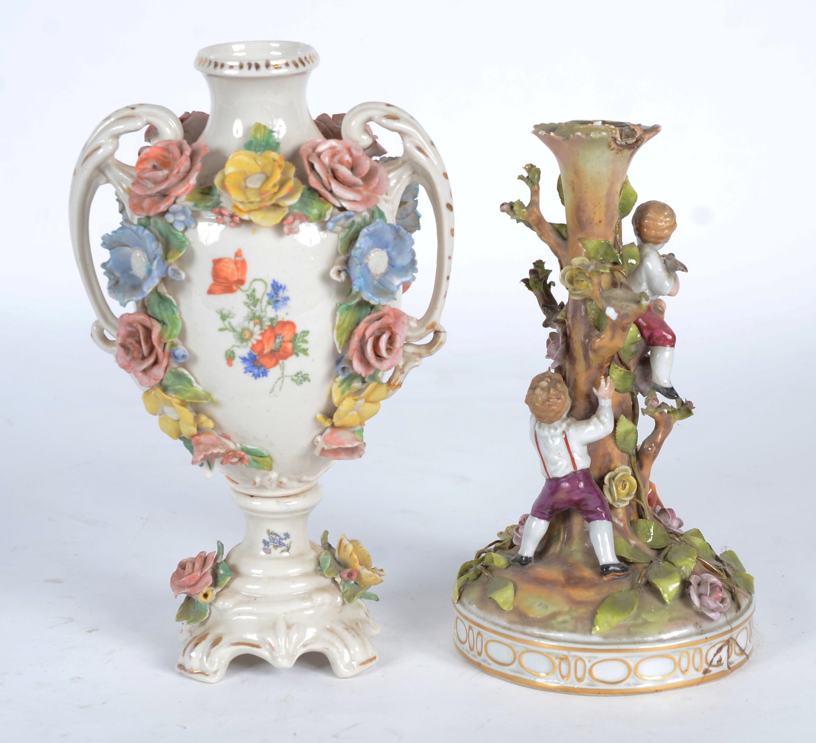 Duas peças de porcelana, sendo: ânfora com flores em relevo... - foto 7 de 11