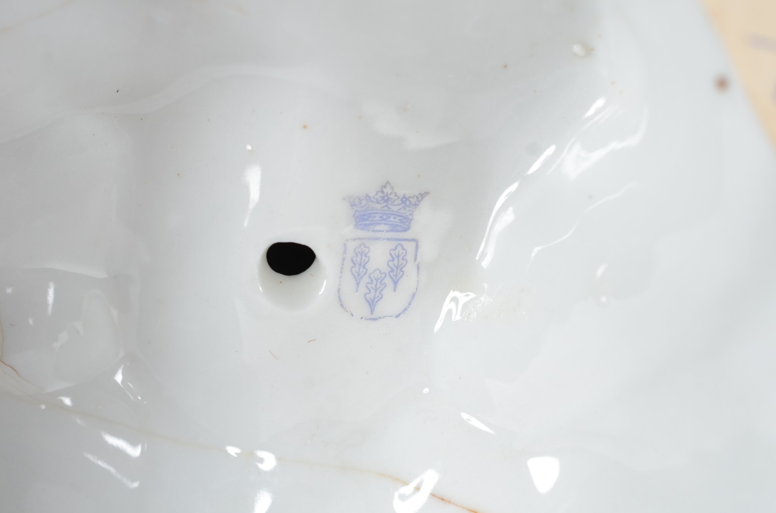 Duas peças de porcelana, sendo: ânfora com flores em relevo... - foto 10 de 11