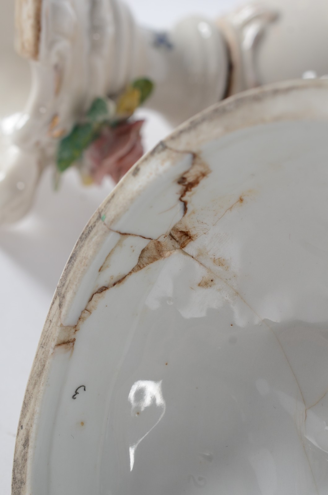 Duas peças de porcelana, sendo: ânfora com flores em relevo... - foto 11 de 11
