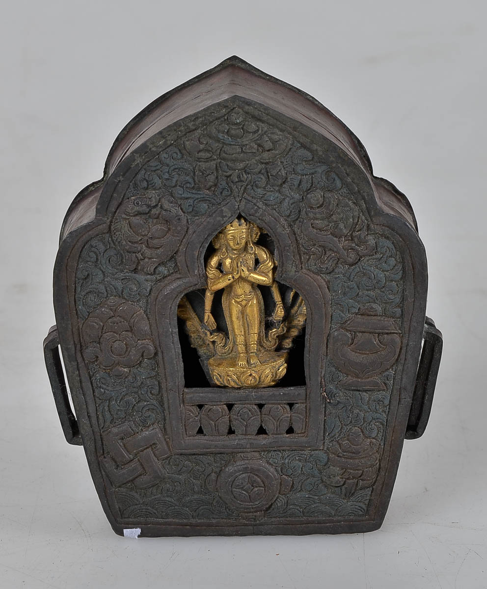 Caixa oriental de metal c/ figura de divindade dourada. med. 11 x 9cm.