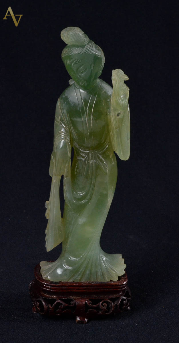 Estatueta em JADE representando gueicha (pescoço colado). alt 17cm