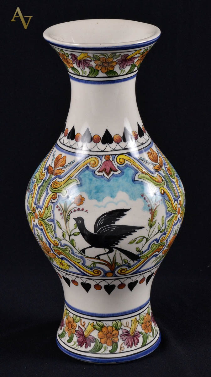 Vaso em porcelana portuguesa. alt. 31cm, circ 15cm.