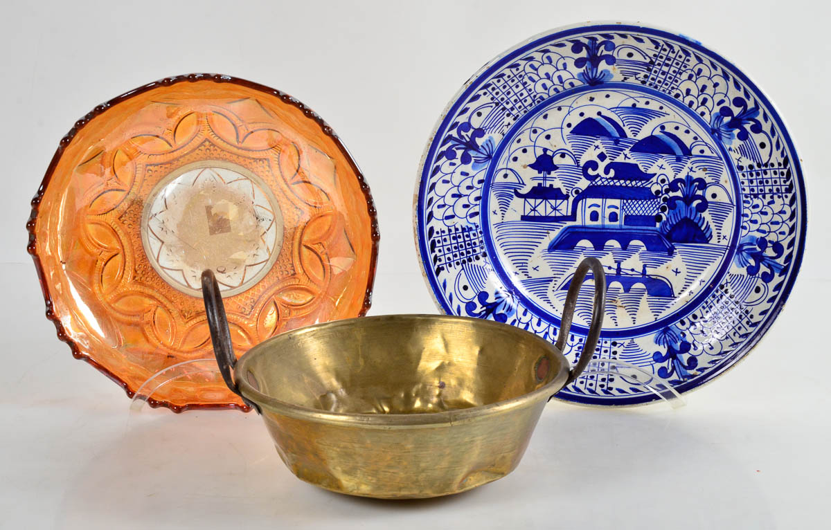 Tres pecas diversas, sendo 1 tacho de cobre - alt. 10cm - circ. 26cm...