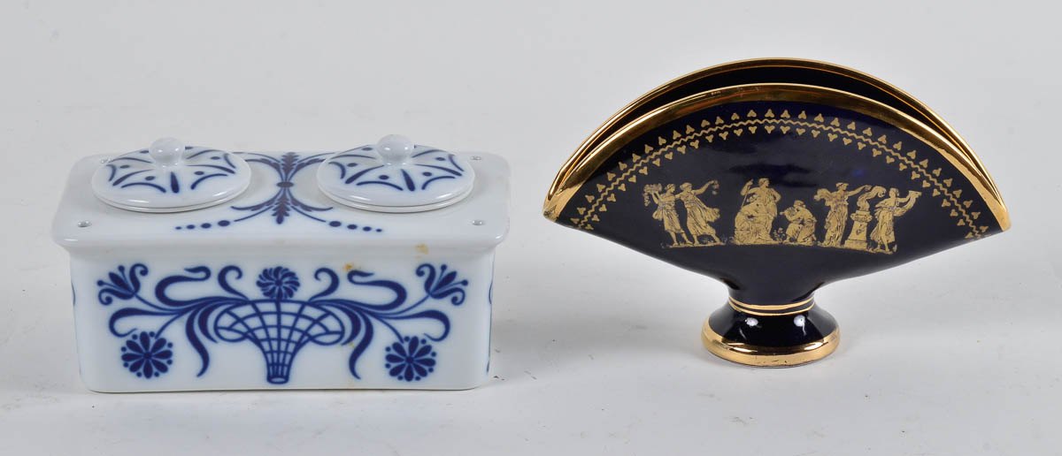 Duas peças diversas de porcelana, sendo: Tinteiro VISTA ALEGRE e...