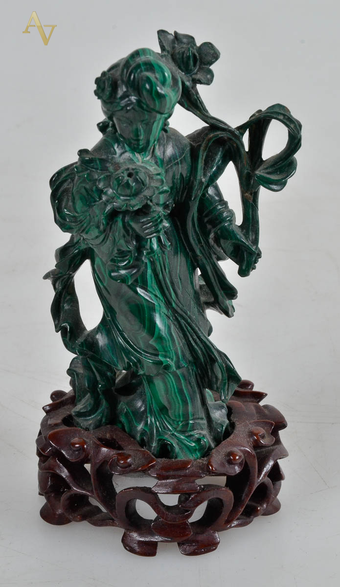 Figura de malaquita (defeito na base) alt 14 cm.