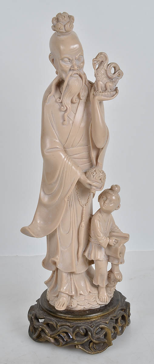 Estatueta em resina, representando sabio c/ crianca - alt. 38cm, com...