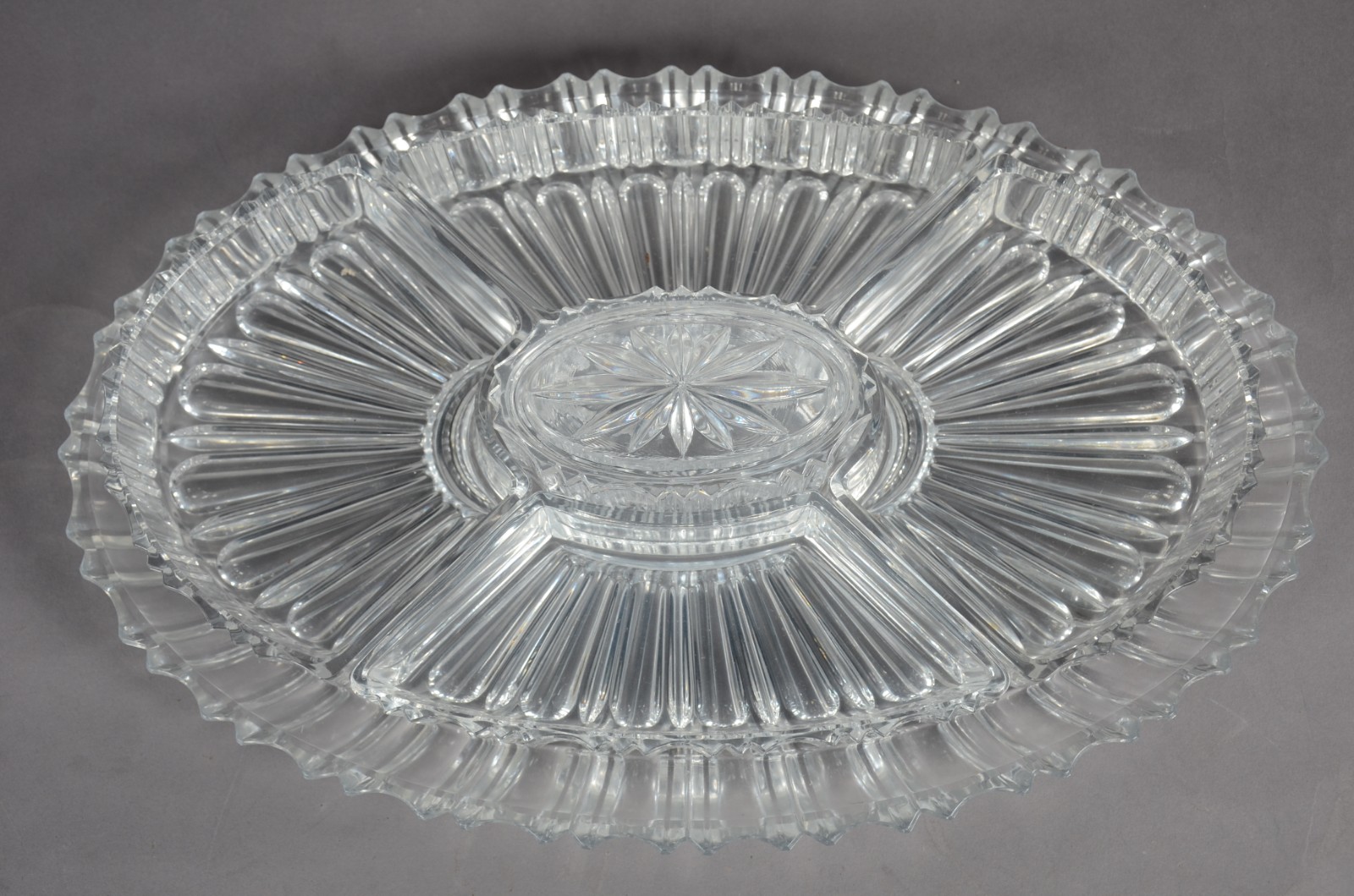 Porta petiscos de cristal com 4 divisórias e recipiente oval central. - foto 1 de 9