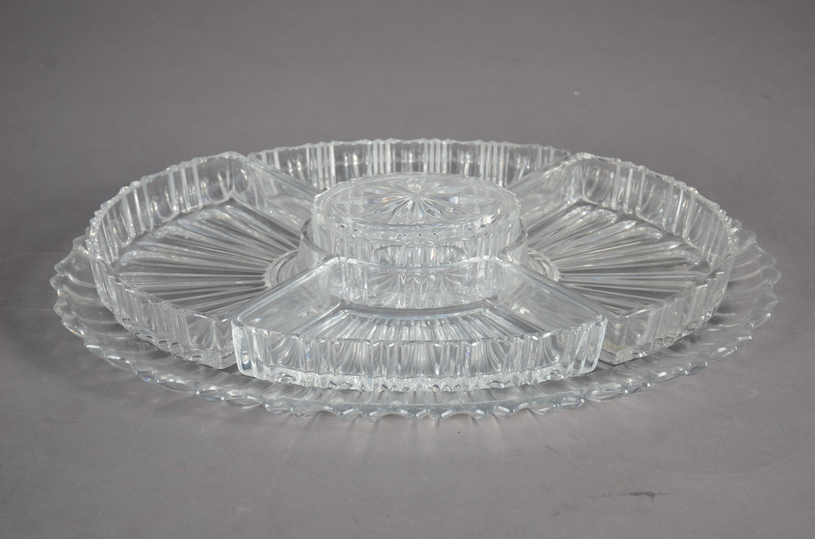 Porta petiscos de cristal com 4 divisórias e recipiente oval central. - foto 2 de 9