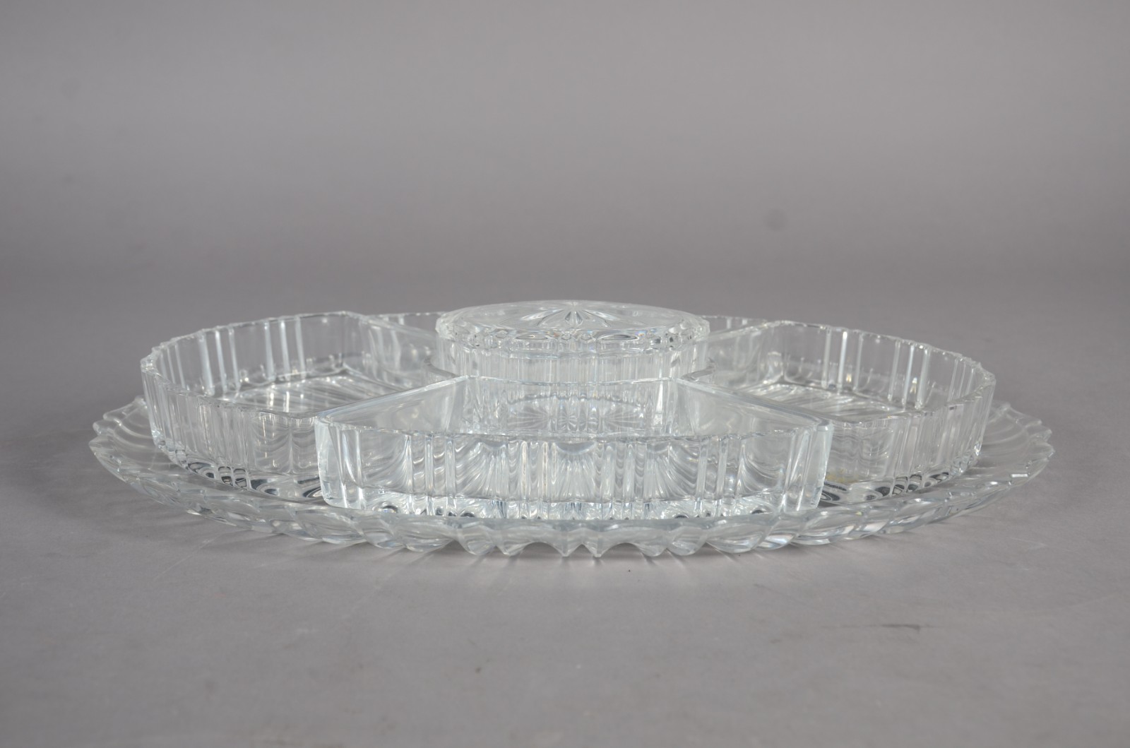 Porta petiscos de cristal com 4 divisórias e recipiente oval central. - foto 3 de 9