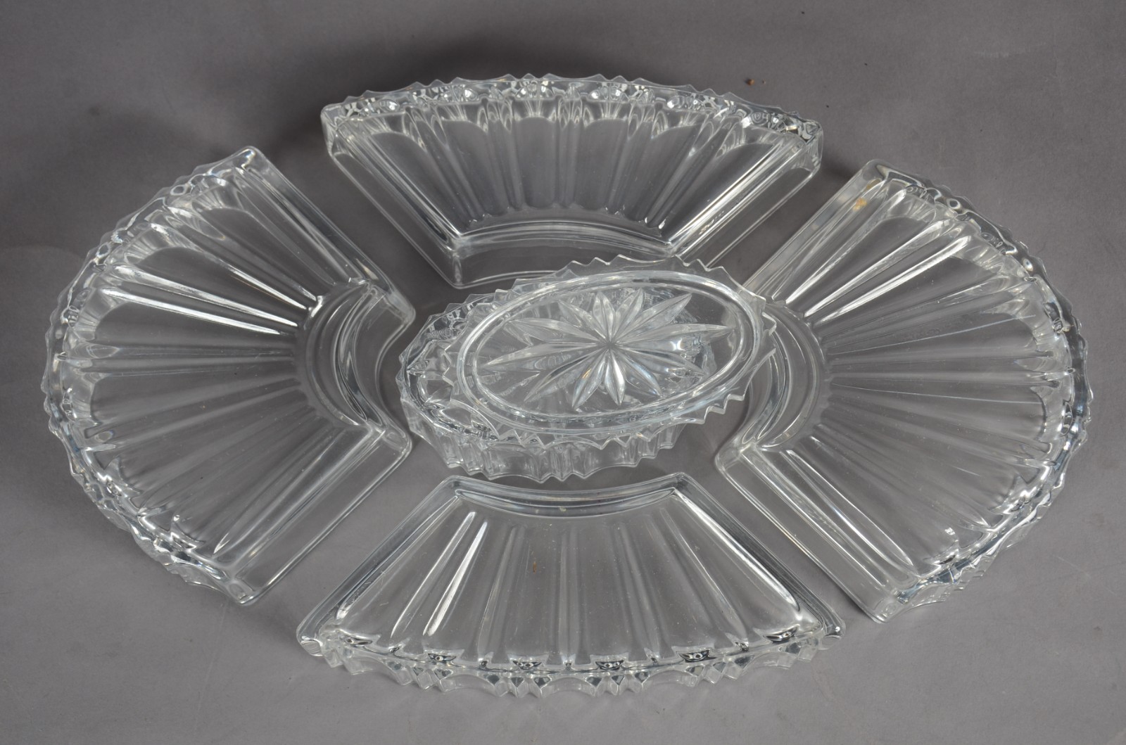 Porta petiscos de cristal com 4 divisórias e recipiente oval central. - foto 4 de 9