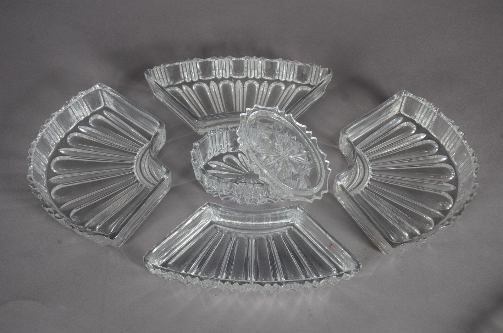 Porta petiscos de cristal com 4 divisórias e recipiente oval central. - foto 5 de 9
