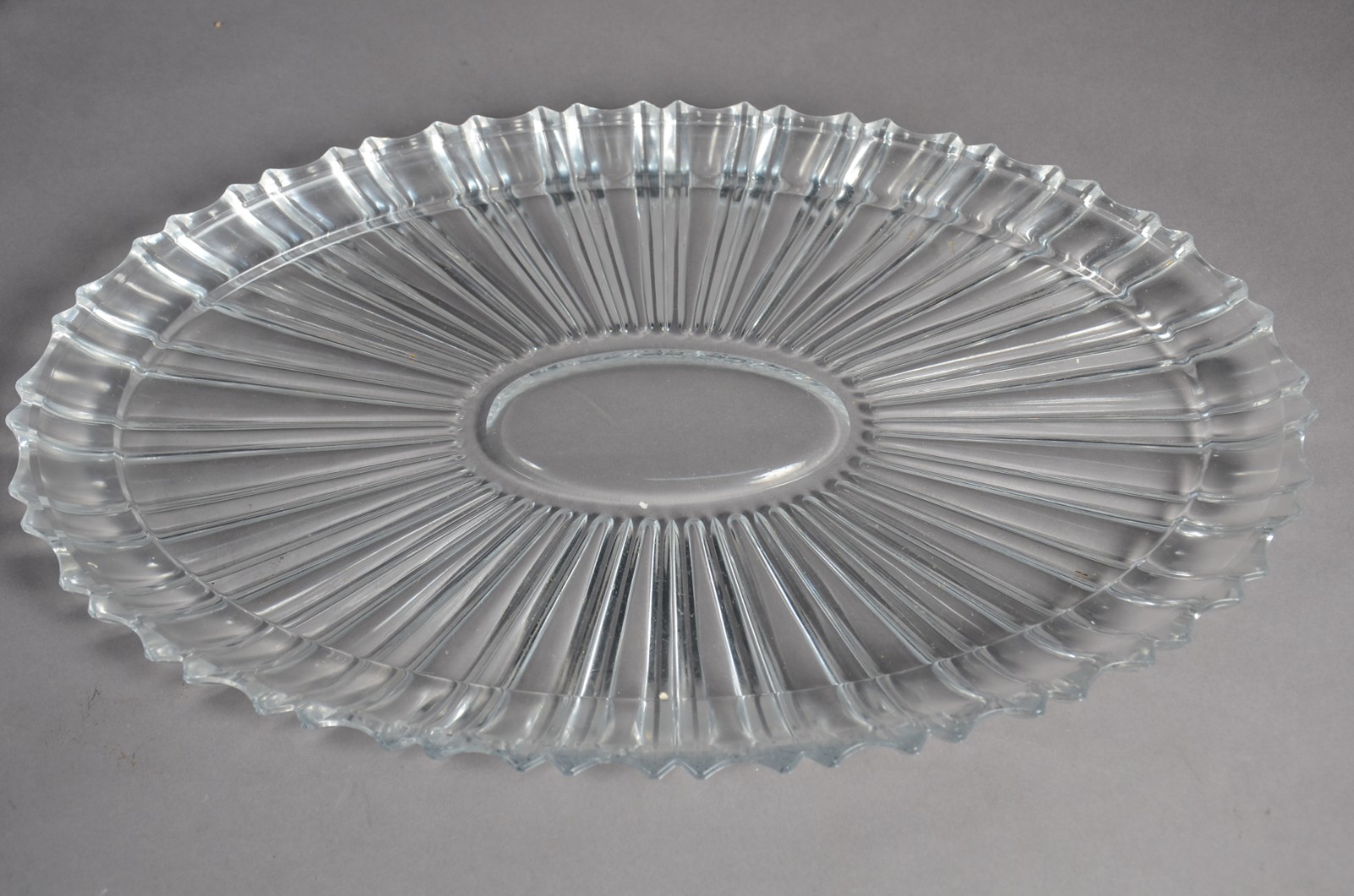 Porta petiscos de cristal com 4 divisórias e recipiente oval central. - foto 6 de 9