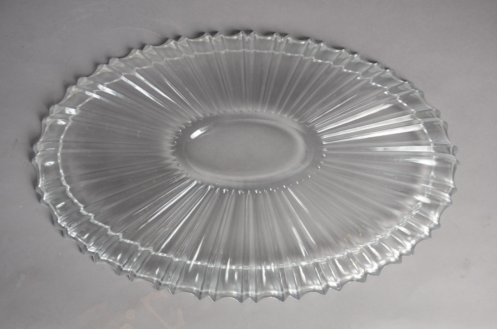 Porta petiscos de cristal com 4 divisórias e recipiente oval central. - foto 7 de 9